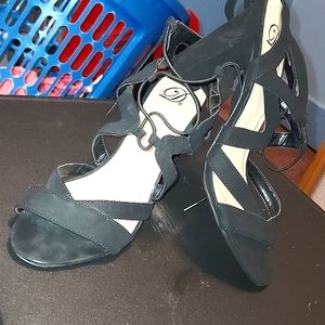 HEART IN D STRAPPY LACED BLOCK HEELS SIZE 10; 🖤